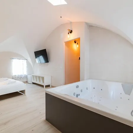 Luxury Life - Jacuzzi & Comfort ゲストハウス マイオーリ